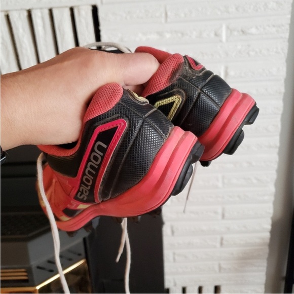 Solomon red trail running shoe - Picture 3 of 5